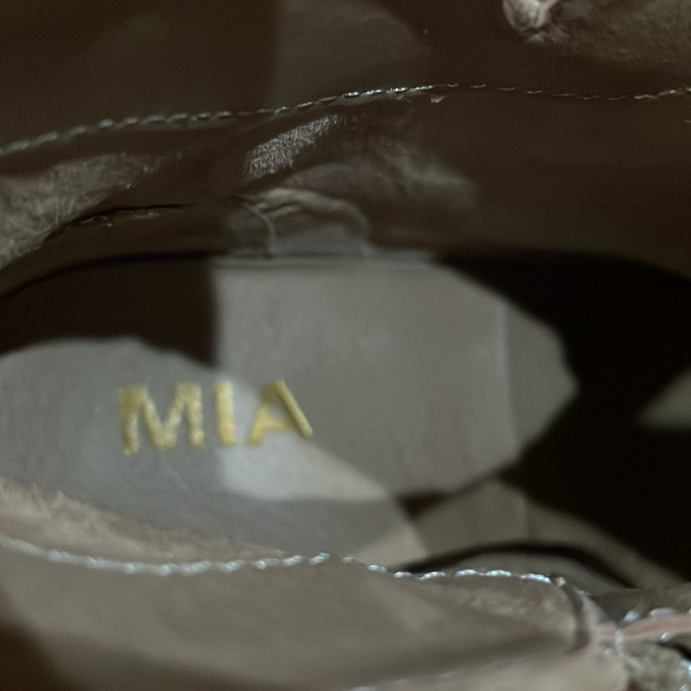 Mia size 7 sort boot taupe color with embroidered flower design 3” heel - Picture 8 of 10